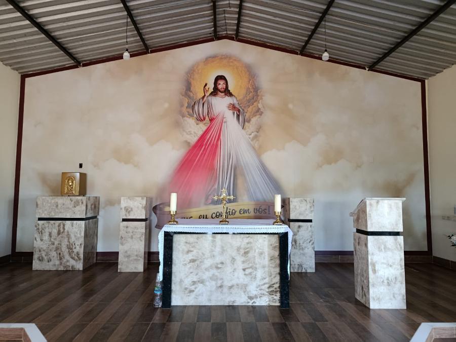 Adesivo aplicado em vitrine de loja