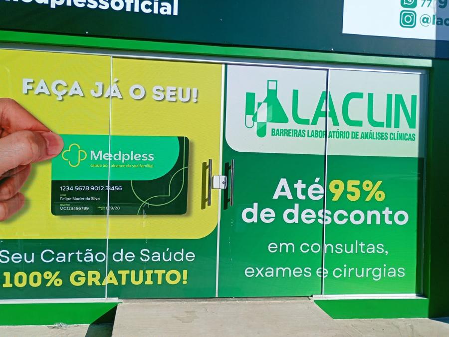 Adesivo perfurado aplicado em vidro