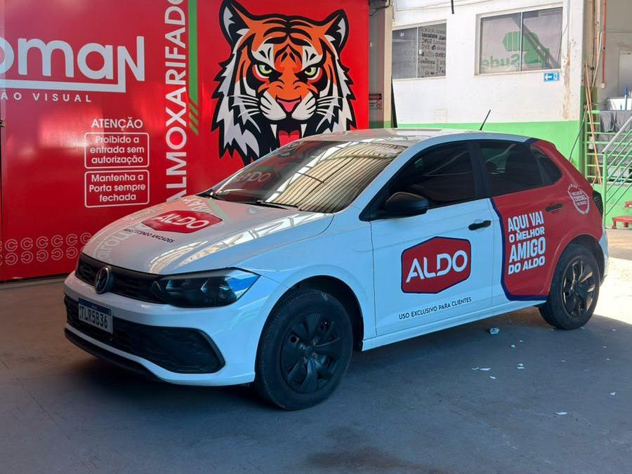Envelopamento automotivo aplicado em veículo