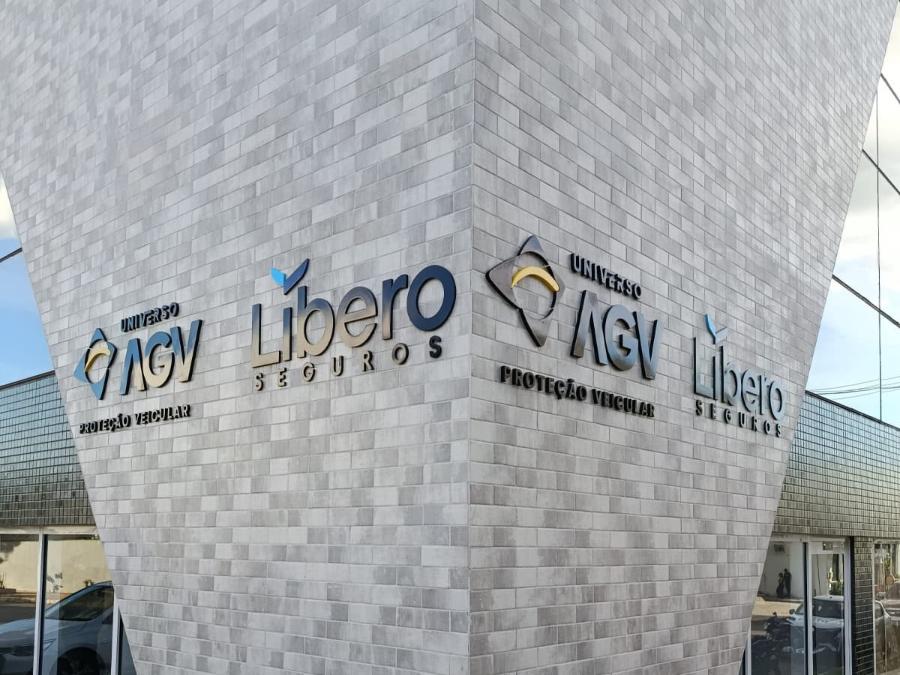 Letras em PVC expandido em fachada