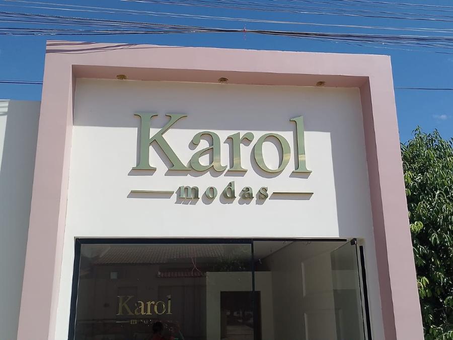 Letras em PVC expandido sobre painel em ACM
