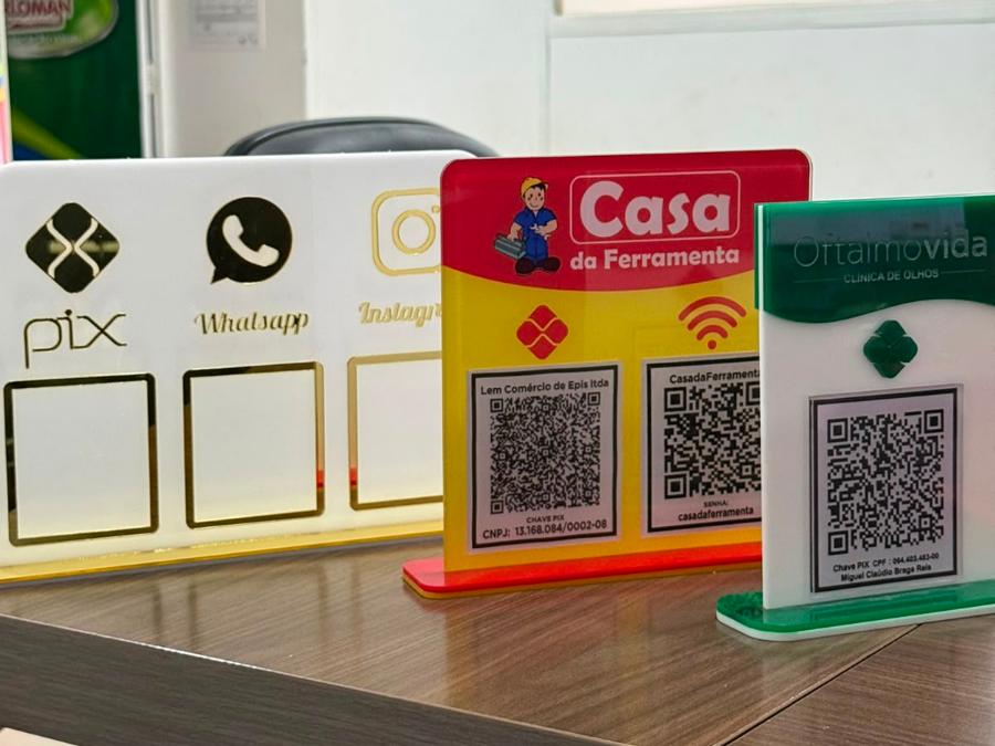 Placa de Pix com QR Code no balcão