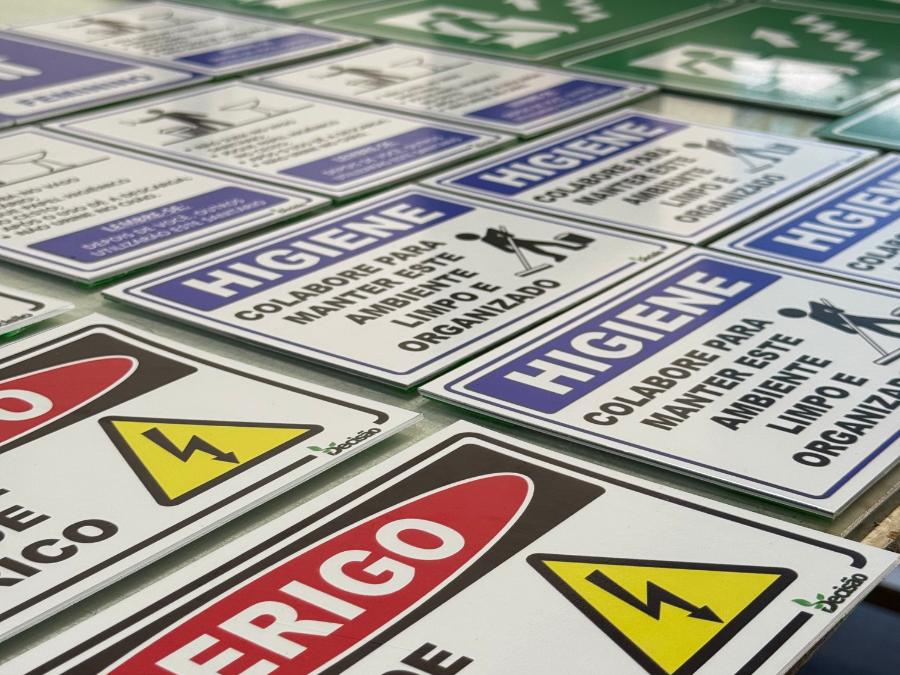 Placas de sinalização produzidas pela Carloman